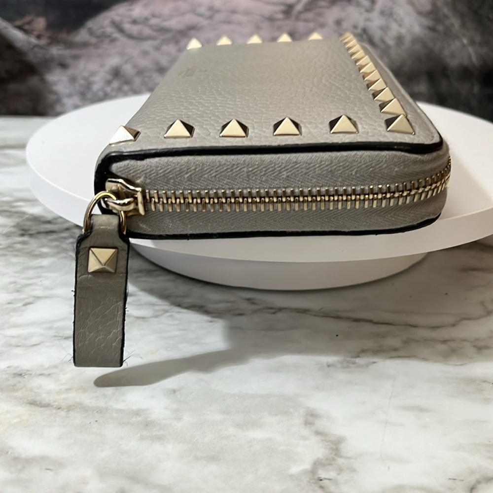 VALENTINO GARAVANI ZIP LONG WALLET WITH SILVER STUDS. - Picture 9 of 17